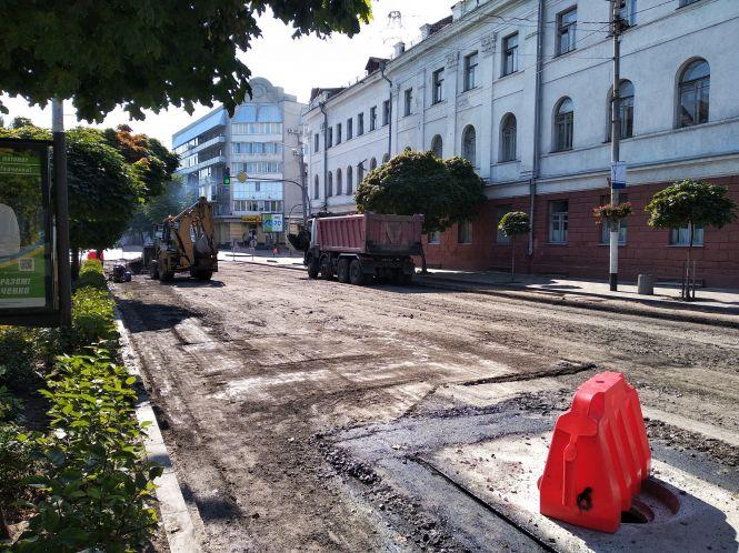 Продовжується ремонт дорожнього покриття по вулиці Великій Бердичівській. Фото, фото №1 на сайті 20minut.ua