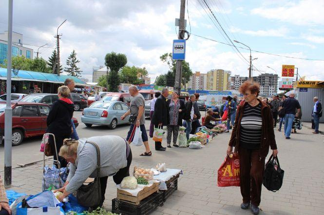 Новини Тернополя - фото з Бруд та мухи: що продають на стихійних ринках у Тернополі. Перевірили журналісти "20 хвилин" Бруд та мухи: що продають на стихійних ринках у Тернополі. Перевірили журналісти "20 хвилин", фото №4 на сайті 20minut.ua
