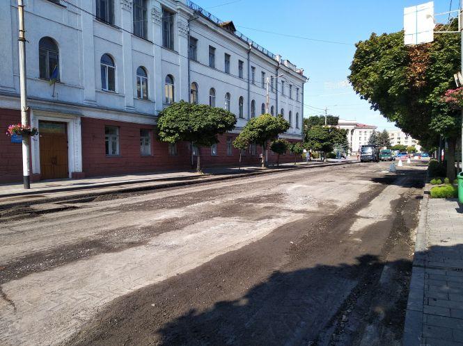Продовжується ремонт дорожнього покриття по вулиці Великій Бердичівській. Фото, фото №2 на сайті 20minut.ua
