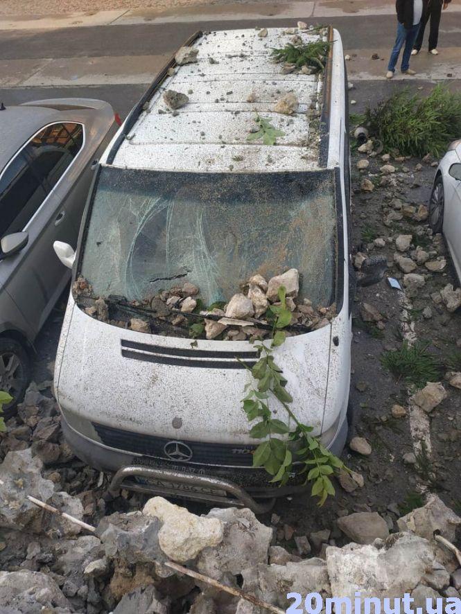 Новини Тернополя - фото з Вночі біля "Глобуса" поліцейські врізались в паркан. Той посипався і пошкодив кілька авто Вночі біля "Глобуса" поліцейські врізались в паркан. Той посипався і пошкодив кілька авто, фото №2 на сайті 20minut.ua