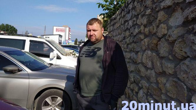 Новини Тернополя - фото з Вночі біля "Глобуса" поліцейські врізались в паркан. Той посипався і пошкодив кілька авто Вночі біля "Глобуса" поліцейські врізались в паркан. Той посипався і пошкодив кілька авто, фото №3 на сайті 20minut.ua