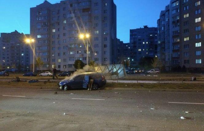 Новини Вінниці - фото з ДТП на Вишеньці: автомобіль зніс трамвайну зупинку (ФОТО, ВІДЕО) ДТП на Вишеньці: автомобіль зніс трамвайну зупинку (ФОТО, ВІДЕО), фото №3 на сайті 20minut.ua