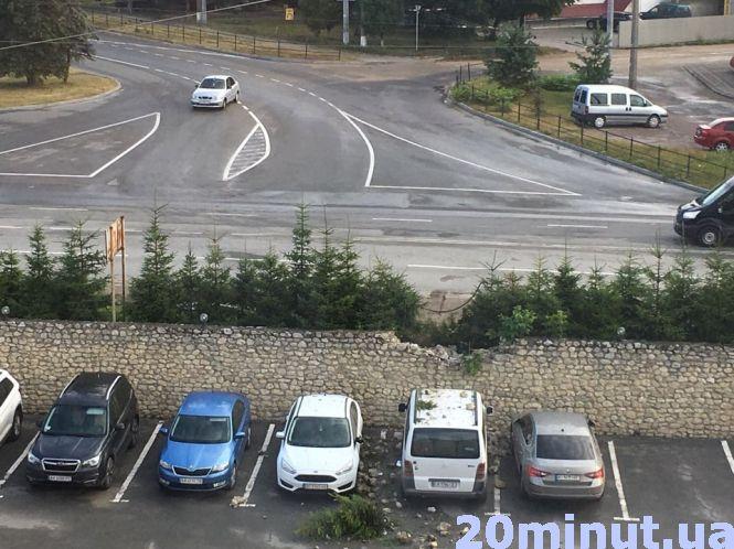 Новини Тернополя - фото з Вночі біля "Глобуса" поліцейські врізались в паркан. Той посипався і пошкодив кілька авто Вночі біля "Глобуса" поліцейські врізались в паркан. Той посипався і пошкодив кілька авто, фото №4 на сайті 20minut.ua