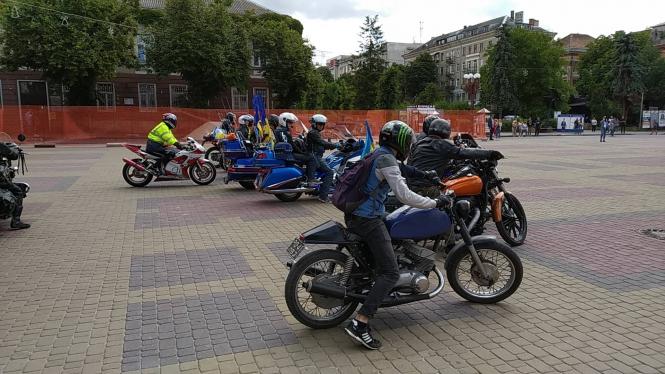 Новини Тернополя - фото з Чому на Театралці зібралися байкери та задля чого вони проїдуть понад 3 тис км Чому на Театралці зібралися байкери та задля чого вони проїдуть понад 3 тис км, фото №3 на сайті 20minut.ua
