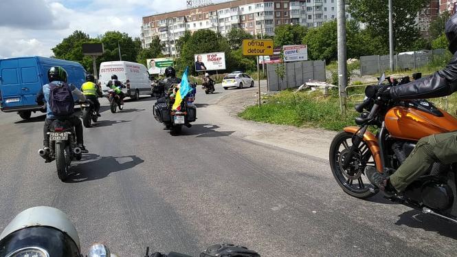 Новини Тернополя - фото з Чому на Театралці зібралися байкери та задля чого вони проїдуть понад 3 тис км Чому на Театралці зібралися байкери та задля чого вони проїдуть понад 3 тис км, фото №1 на сайті 20minut.ua