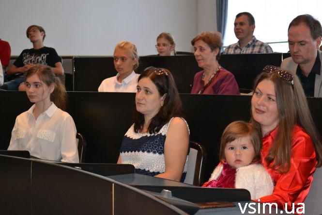 Молодим хмельничанам вручили сертифікати на персональні стипендії (ФОТО), фото №1 на сайті vsim.ua
