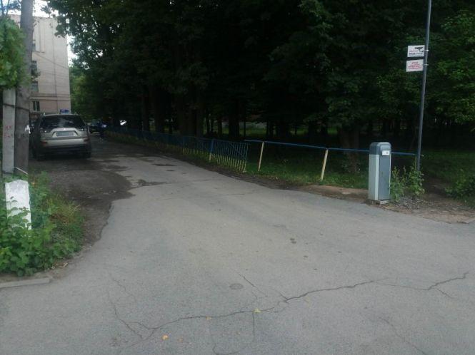 Районну клінічну лікарню змусили прибрати незаконно встановлений шлагбаум, фото №1 на сайті 20minut.ua