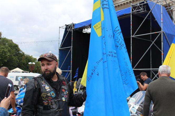 Новини Тернополя - фото з Чому на Театралці зібралися байкери та задля чого вони проїдуть понад 3 тис км Чому на Театралці зібралися байкери та задля чого вони проїдуть понад 3 тис км, фото №4 на сайті 20minut.ua