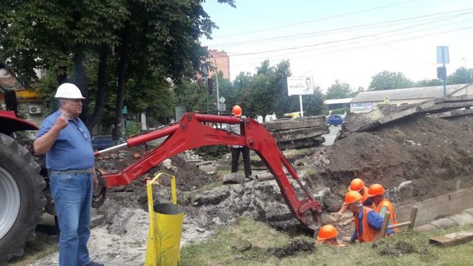 Комунальники Кам'янця завершують демонтаж трубопроводу, фото №1 на сайті 20minut.ua