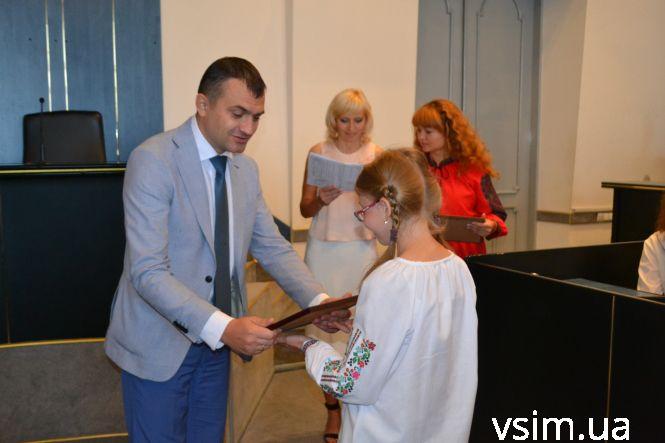 Молодим хмельничанам вручили сертифікати на персональні стипендії (ФОТО), фото №4 на сайті vsim.ua