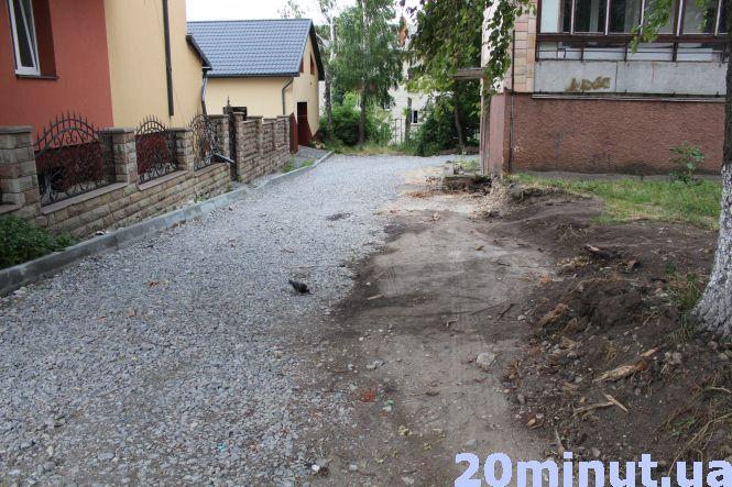 Новини Тернополя - фото з На Яремчука через суперечки мешканців знову зупинили ремонт прибудинкової території На Яремчука через суперечки мешканців знову зупинили ремонт прибудинкової території, фото №1 на сайті 20minut.ua