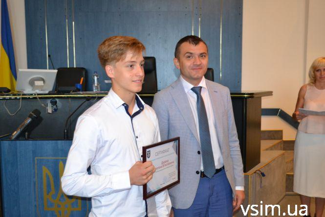 Молодим хмельничанам вручили сертифікати на персональні стипендії (ФОТО), фото №2 на сайті vsim.ua