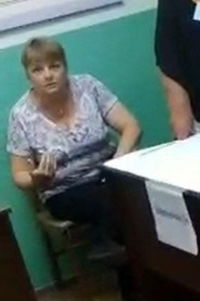 Новини Житомира - фото з У Житомирі голова ДВК, застосувавши фізичну силу, забороняв спостерігачці ОПОРИ знімати У Житомирі голова ДВК, застосувавши фізичну силу, забороняв спостерігачці ОПОРИ знімати, фото №1 на сайті 20minut.ua
