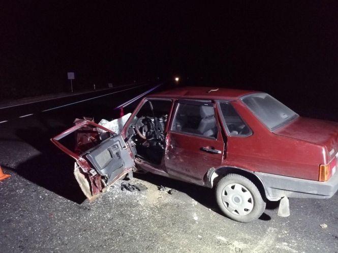 Зіткнення вантажівки та ВАЗу біля Вороновиці: рятувальники вирізали тіло водія, фото №1 на сайті 20minut.ua