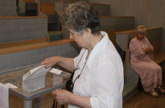 Новини Вінниці - фото з «Відстрілятися – і забути!» Спочатку виборці ставали у чергу, а потім у залі залишився один чоловік «Відстрілятися – і забути!» Спочатку виборці ставали у чергу, а потім у залі залишився один чоловік, фото №2 на сайті 20minut.ua