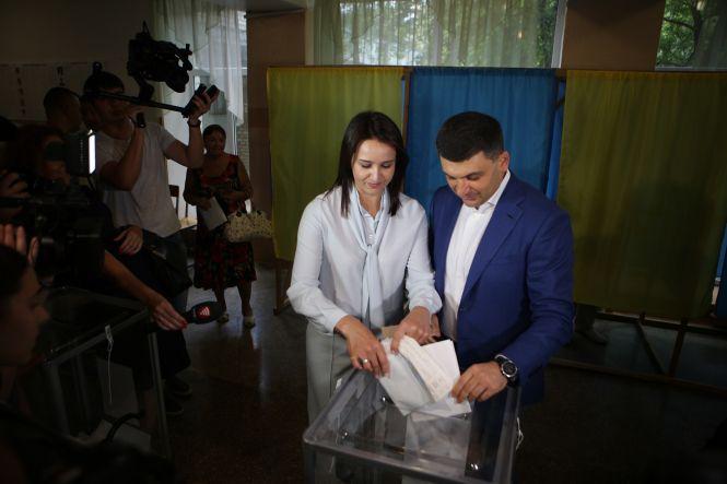 Парламентські вибори-2019: Гройсман проголосував з дружиною у Вінниці, фото №3 на сайті 20minut.ua