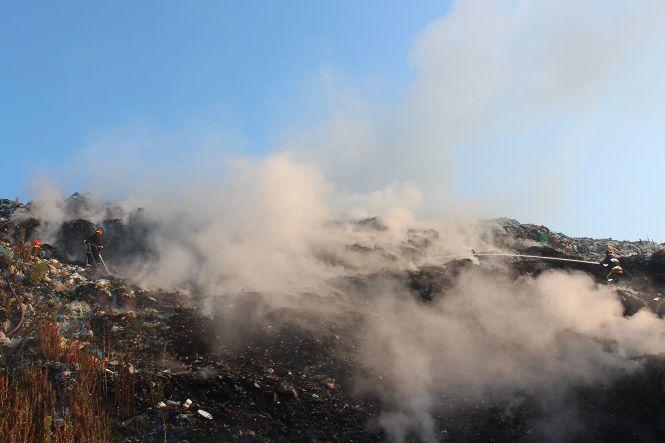У Хмельницькому горіло міське сміттєзвалище (ФОТО, ВІДЕО), фото №2 на сайті vsim.ua