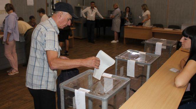 Новини Вінниці - фото з «Відстрілятися – і забути!» Спочатку виборці ставали у чергу, а потім у залі залишився один чоловік «Відстрілятися – і забути!» Спочатку виборці ставали у чергу, а потім у залі залишився один чоловік, фото №5 на сайті 20minut.ua