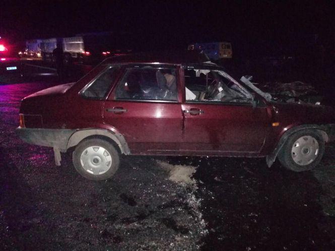 Зіткнення вантажівки та ВАЗу біля Вороновиці: рятувальники вирізали тіло водія, фото №2 на сайті 20minut.ua