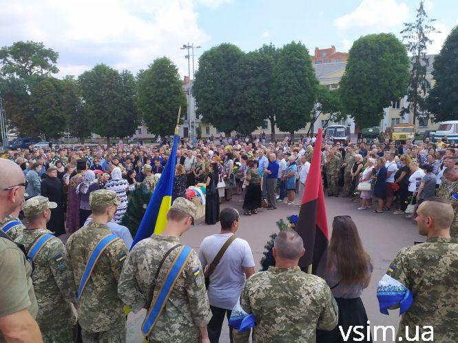Новини Хмельницького - фото з У Хмельницькому попрощалися із загиблим батьком двох дітей Богданом Бігусом У Хмельницькому попрощалися із загиблим батьком двох дітей Богданом Бігусом, фото №5 на сайті vsim.ua