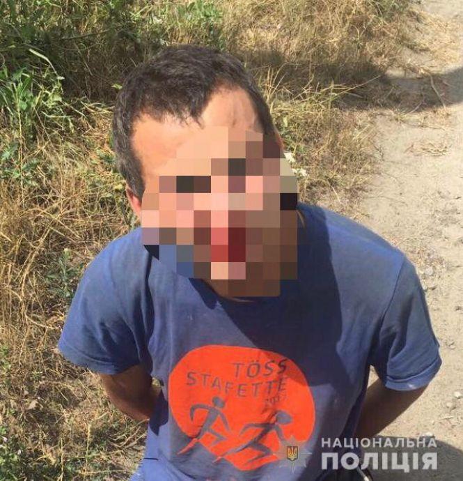 Зек, який втік з поселення, напав з ножем на дівчину та вкрав картоплю, фото №1 на сайті 20minut.ua