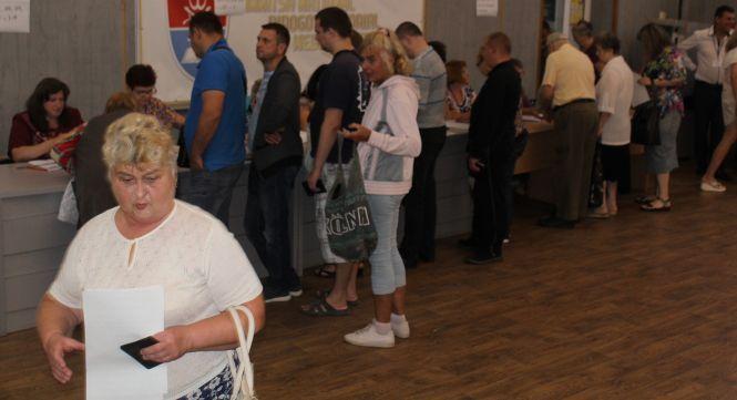 Новини Вінниці - фото з «Відстрілятися – і забути!» Спочатку виборці ставали у чергу, а потім у залі залишився один чоловік «Відстрілятися – і забути!» Спочатку виборці ставали у чергу, а потім у залі залишився один чоловік, фото №12 на сайті 20minut.ua