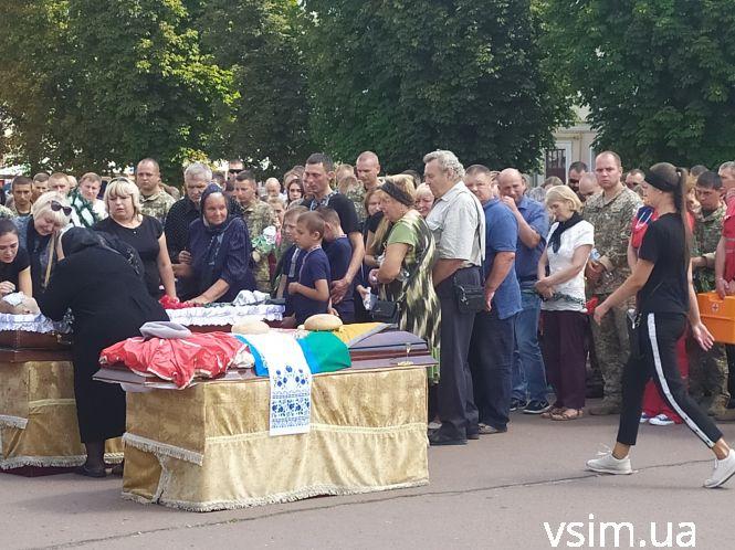 Новини Хмельницького - фото з У Хмельницькому попрощалися із загиблим батьком двох дітей Богданом Бігусом У Хмельницькому попрощалися із загиблим батьком двох дітей Богданом Бігусом, фото №7 на сайті vsim.ua