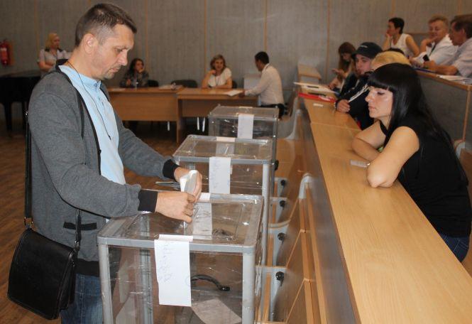 Новини Вінниці - фото з «Відстрілятися – і забути!» Спочатку виборці ставали у чергу, а потім у залі залишився один чоловік «Відстрілятися – і забути!» Спочатку виборці ставали у чергу, а потім у залі залишився один чоловік, фото №9 на сайті 20minut.ua