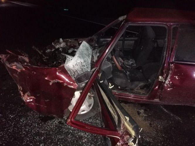 Зіткнення вантажівки та ВАЗу біля Вороновиці: рятувальники вирізали тіло водія, фото №3 на сайті 20minut.ua