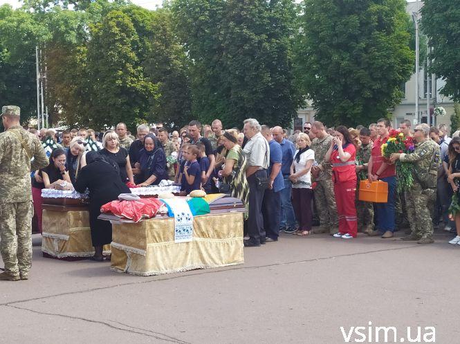 Новини Хмельницького - фото з У Хмельницькому попрощалися із загиблим батьком двох дітей Богданом Бігусом У Хмельницькому попрощалися із загиблим батьком двох дітей Богданом Бігусом, фото №6 на сайті vsim.ua