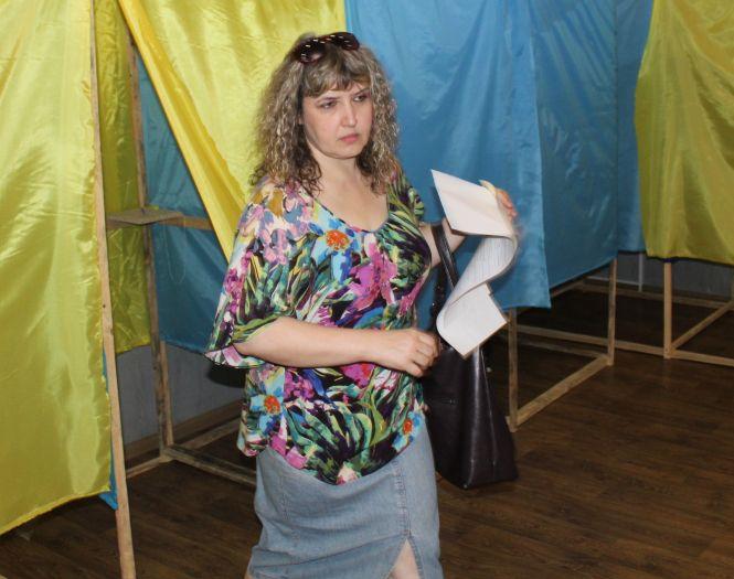 Новини Вінниці - фото з «Відстрілятися – і забути!» Спочатку виборці ставали у чергу, а потім у залі залишився один чоловік «Відстрілятися – і забути!» Спочатку виборці ставали у чергу, а потім у залі залишився один чоловік, фото №3 на сайті 20minut.ua