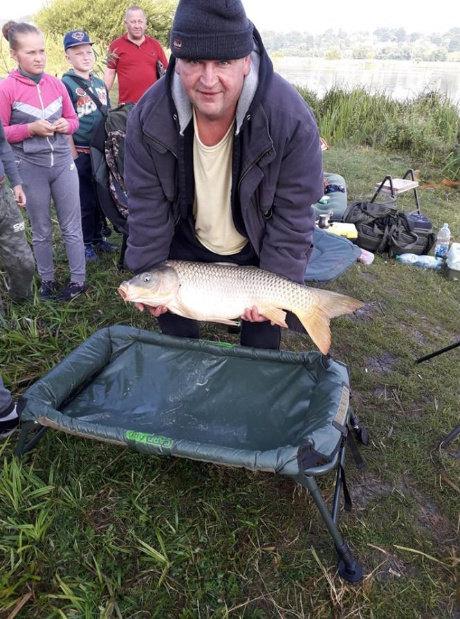 Новини Тернополя - фото з Відео  дня: тернополянин впіймав 13-кілограмового коропа і... відпустив назад у воду Світлина від Олексія Бондарука.