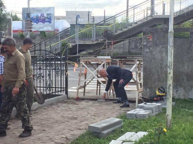 Ремонтують пішохідну доріжку, через яку крокують тисячі козятинчан, фото №2 на сайті 20minut.ua