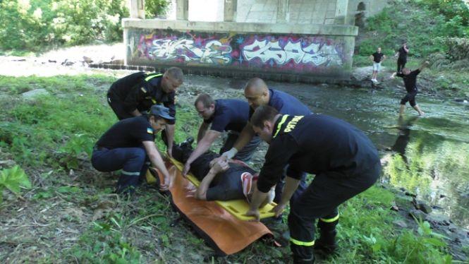 Новини Житомира - фото з З Чуднівського мосту в Житомирі впав чоловік З Чуднівського мосту в Житомирі впав чоловік, фото №1 на сайті 20minut.ua