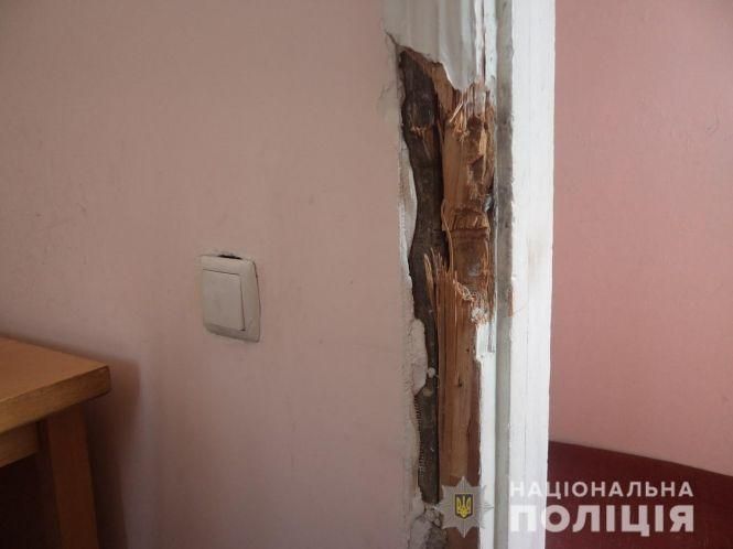 Не вистачало на пляшку: у Барській РДА зек вибив двері та вкрав ноутбуки, фото №2 на сайті 20minut.ua