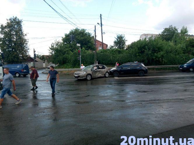 Новини Вінниці - фото з ДТП на Нечая: водій вантажівки влупив легковик. Постраждала дитина (ФОТО) ДТП на Нечая: водій вантажівки влупив легковик. Постраждала дитина (ФОТО), фото №2 на сайті 20minut.ua