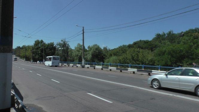 Новини Житомира - фото з З Чуднівського мосту в Житомирі впав чоловік З Чуднівського мосту в Житомирі впав чоловік, фото №2 на сайті 20minut.ua