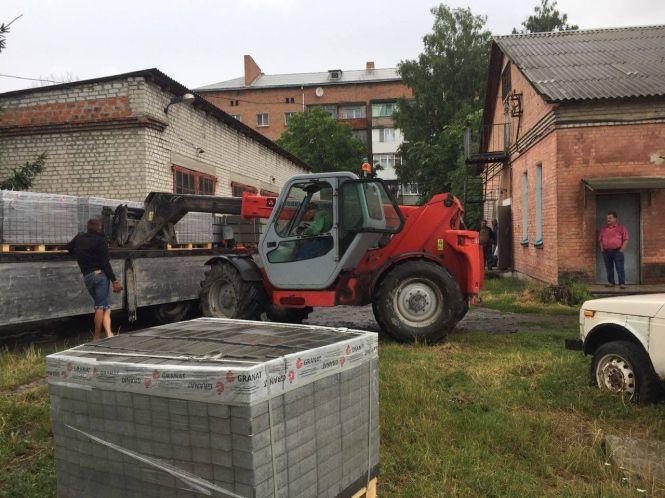 Ремонтують пішохідну доріжку, через яку крокують тисячі козятинчан, фото №1 на сайті 20minut.ua