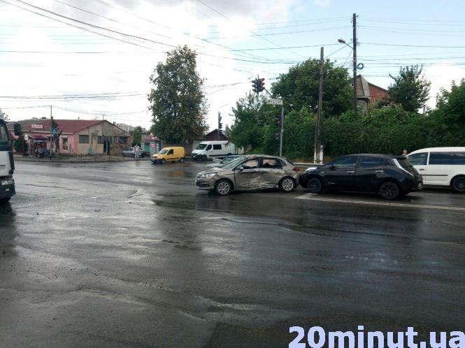 Новини Вінниці - фото з ДТП на Нечая: водій вантажівки влупив легковик. Постраждала дитина (ФОТО) ДТП на Нечая: водій вантажівки влупив легковик. Постраждала дитина (ФОТО), фото №5 на сайті 20minut.ua