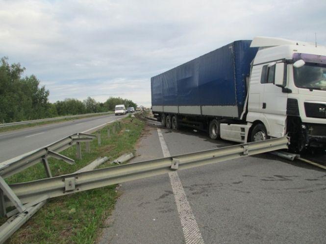 У Пулинському районі фура влетіла у відбійник: знадобилася допомога рятувальників, фото №1 на сайті 20minut.ua