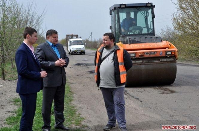 Новини Житомира - фото з Як на житомирських дорогах розіграли третину мільярда під «свого» Як на житомирських дорогах розіграли третину мільярда під «свого», фото №3 на сайті 20minut.ua
