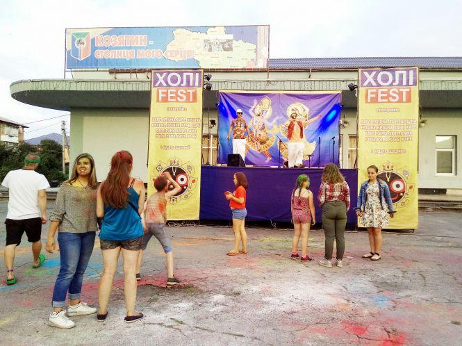 Новини Козятина - фото з Фестиваль кольорів “Холі Fest”. Як розважались козятинчани (ФОТО) Фестиваль кольорів “Холі Fest”. Як розважались козятинчани (ФОТО), фото №1 на сайті 20minut.ua