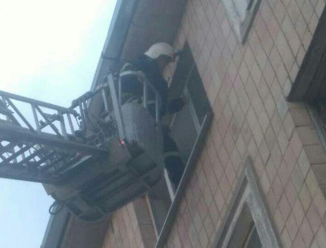 Новини Тернополя - фото з На Бандери рятували півторарічну дитину, вона зачинилася у квартирі На Бандери рятували півторарічну дитину, вона зачинилася у квартирі, фото №1 на сайті 20minut.ua