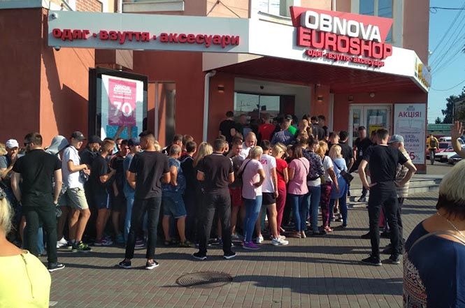 Новини Вінниці - фото з Шмотки на вагу: як вінничани в день завозу штурмують секонд-хенд Шмотки на вагу: як вінничани в день завозу штурмують секонд-хенд, фото №1 на сайті 20minut.ua