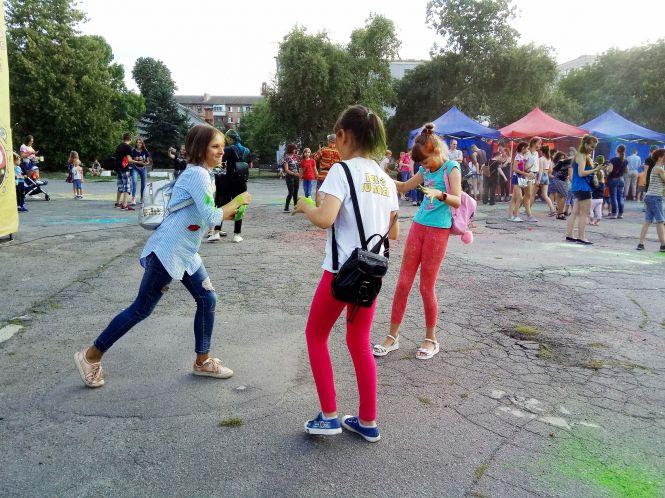 Новини Козятина - фото з Фестиваль кольорів “Холі Fest”. Як розважались козятинчани (ФОТО) Фестиваль кольорів “Холі Fest”. Як розважались козятинчани (ФОТО), фото №13 на сайті 20minut.ua