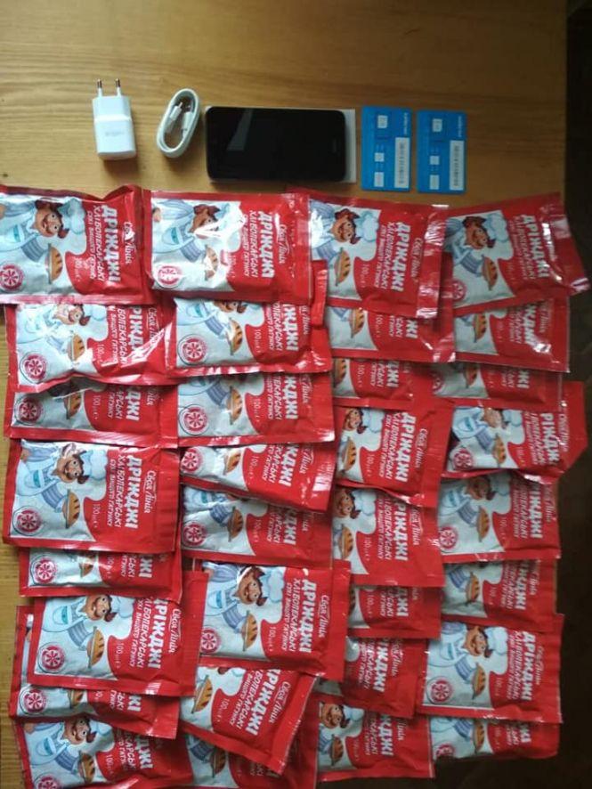 Хтось «здав»: водій Літинської колонії перевозив зекам дріжджі та мобілки, фото №2 на сайті 20minut.ua