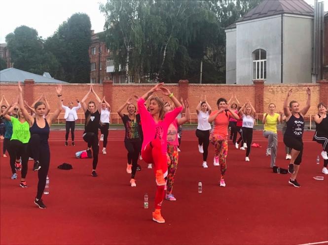 ÐÐ° Ð¸Ð·Ð¾Ð±ÑÐ°Ð¶ÐµÐ½Ð¸Ð¸ Ð¼Ð¾Ð¶ÐµÑ Ð½Ð°ÑÐ¾Ð´Ð¸ÑÑÑÑ: 4 ÑÐµÐ»Ð¾Ð²ÐµÐºÐ°, Ð»ÑÐ´Ð¸ ÑÐ»ÑÐ±Ð°ÑÑÑÑ, Ð»ÑÐ´Ð¸ ÑÑÐ¾ÑÑ Ð¸ Ð½Ð° ÑÐ»Ð¸ÑÐµ