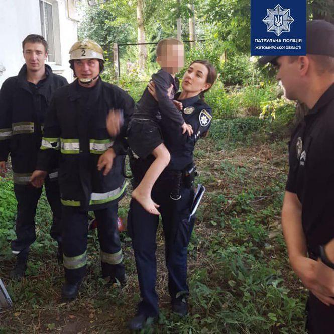 Поки п'яна мати лежала без тями, малі діти залишилися самі в замкненій квартирі, фото №2 на сайті 20minut.ua