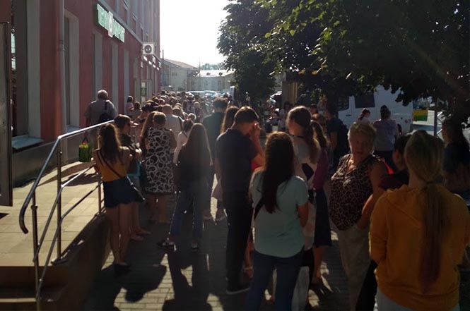 Новини Вінниці - фото з Шмотки на вагу: як вінничани в день завозу штурмують секонд-хенд Шмотки на вагу: як вінничани в день завозу штурмують секонд-хенд, фото №3 на сайті 20minut.ua