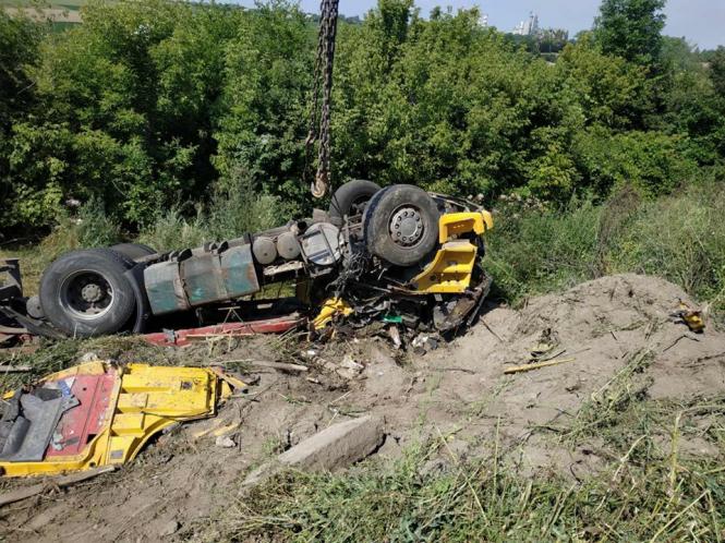 Новини Хмельницького - фото з На «тещиному язику» перекинулася вантажівка. Водій загинув СвÑÑлина вÑд СлÑжба поÑÑÑÑÐ½ÐºÑ 101 Ðам'ÑнеÑÑ-ÐодÑлÑÑÑкий.